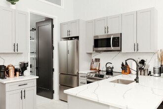 Large 1 bedroom with additional sleep loft in New York, NY - Building Photo - Building Photo