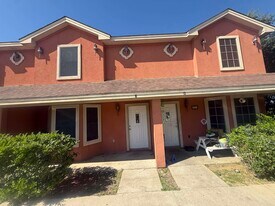 1016 Dicky Ln in Laredo, TX - Building Photo