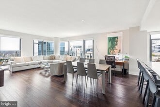4960 Fairmont Ave in Bethesda, MD - Building Photo - Building Photo