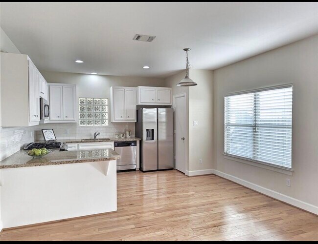 3730 Main Poplar Dr in Houston, TX - Building Photo - Building Photo