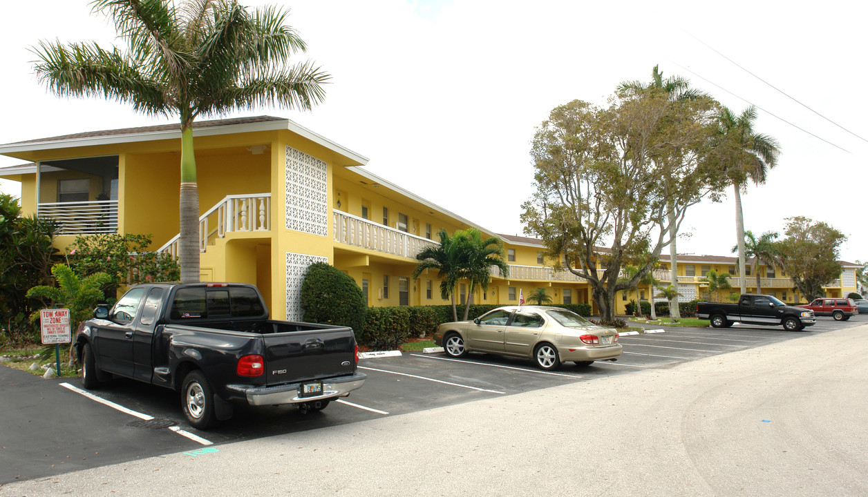 Balmoral Apartments in Boynton Beach, FL - Building Photo