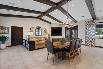 Arroyo Villa Apartments in Thousand Oaks, CA - Foto de edificio - Building Photo