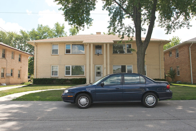 7001 W Tripoli Ave in Milwaukee, WI - Building Photo - Building Photo