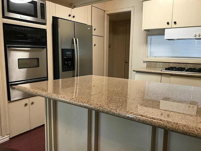 8211 Katy Fwy-Unit -26 in Houston, TX - Building Photo - Building Photo