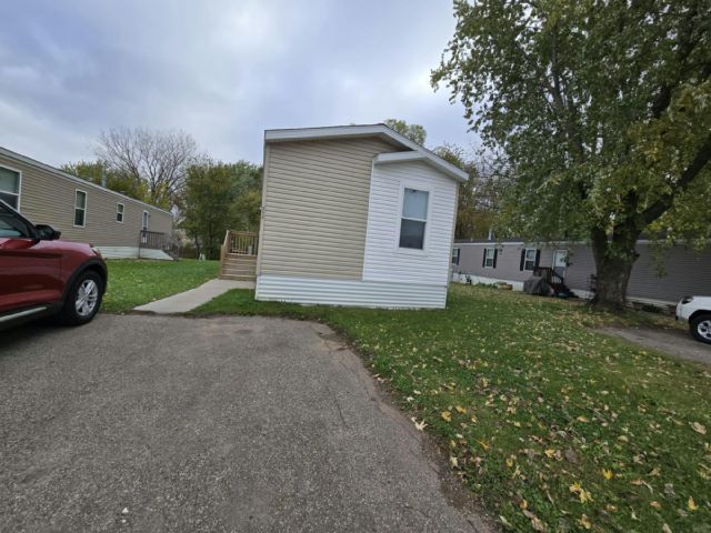 325 Brutus Dr in Lakeville, MN - Building Photo