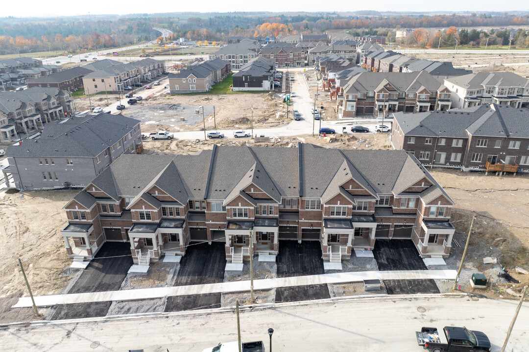 Albatross Way in Pickering, ON - Building Photo