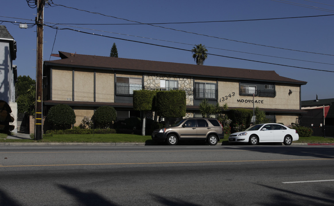 Moongate in Van Nuys, CA - Building Photo