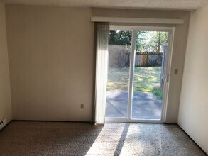 11007 66th Ave E, Unit #3 in Puyallup, WA - Foto de edificio - Building Photo