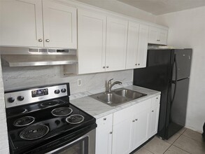700 NW 4th St in Hallandale Beach, FL - Foto de edificio - Building Photo