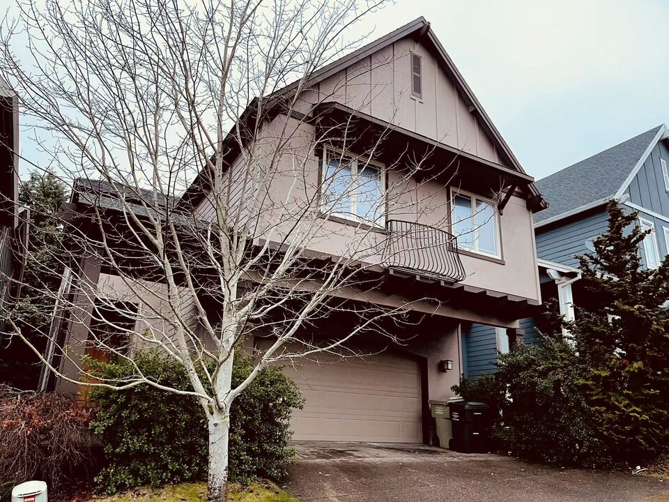 2551 NW Byrne Terrace in Portland, OR - Foto de edificio