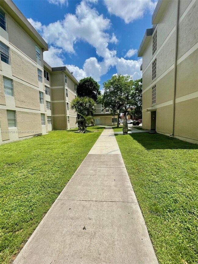 1875 W 56th St in Hialeah, FL - Building Photo - Building Photo