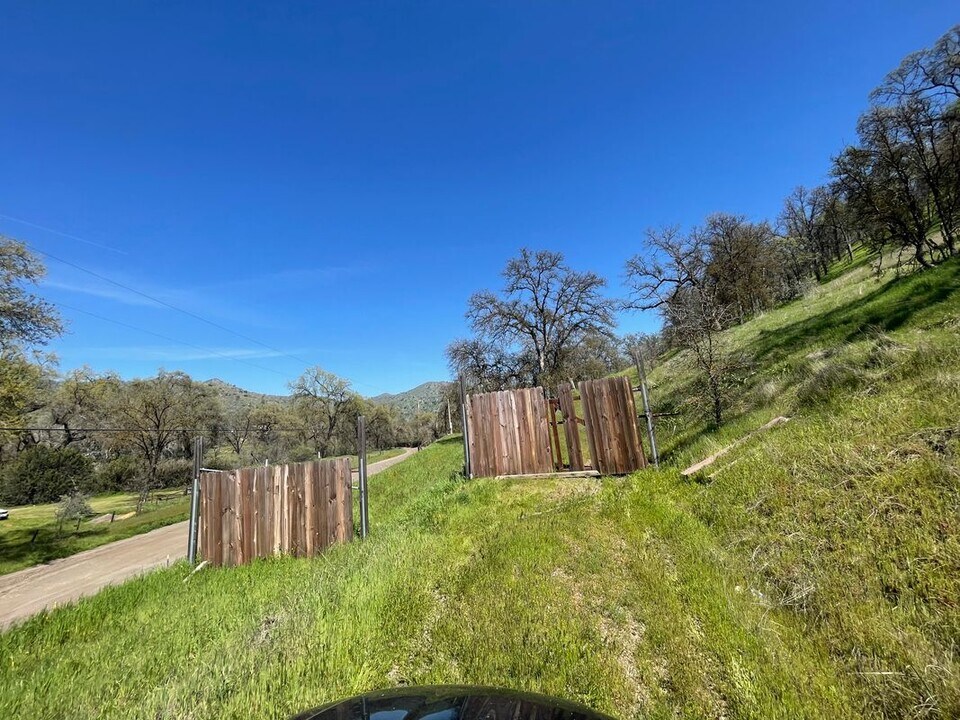 37575 Shadybrook Ln in Squaw Valley, CA - Building Photo