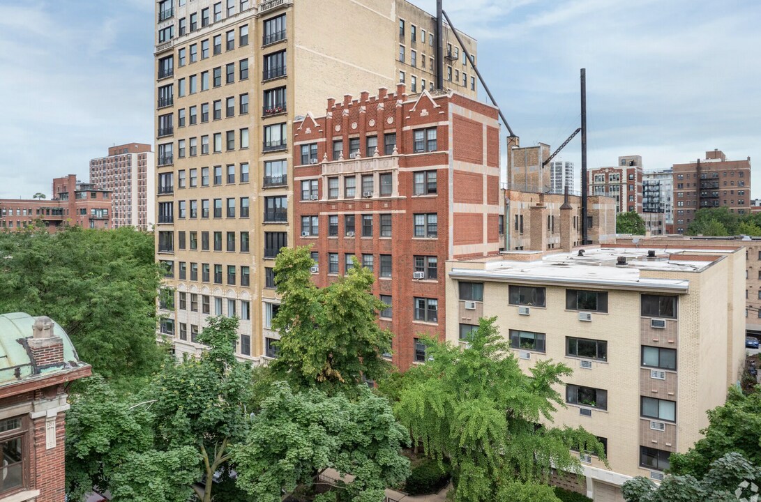 449 W Briar Pl, Unit 434-207 in Chicago, IL - Foto de edificio