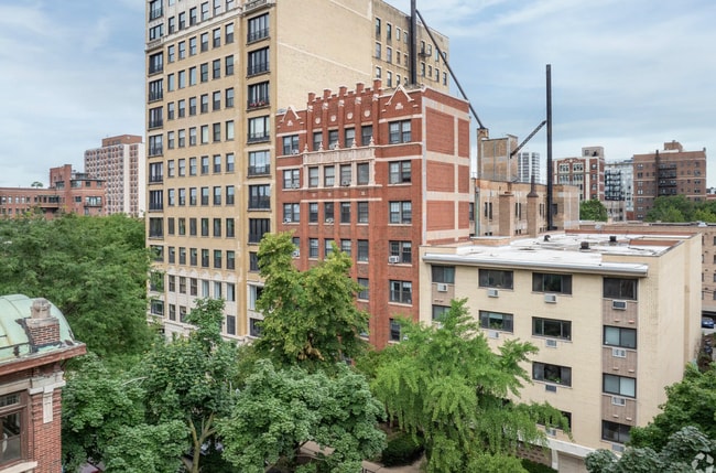 449 W Briar Pl, Unit 434-207