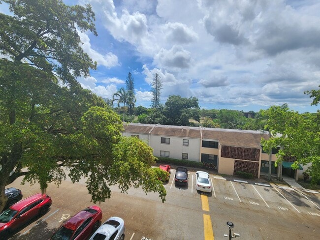 property at 4222 Inverrary Blvd