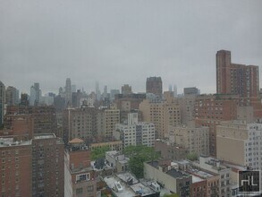 East 81st St in New York, NY - Foto de edificio - Building Photo