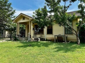 2438 W Clarendon Dr in Dallas, TX - Building Photo - Building Photo