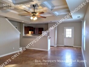 5022 Summit Wood in San Antonio, TX - Building Photo - Building Photo