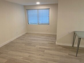 336 NE 53rd St, Unit B in Seattle, WA - Foto de edificio - Building Photo