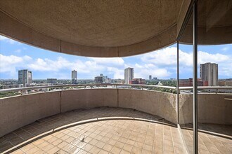 5000 Montrose Blvd in Houston, TX - Building Photo - Building Photo