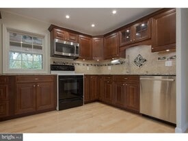 384 Walnut Ln in Princeton, NJ - Building Photo