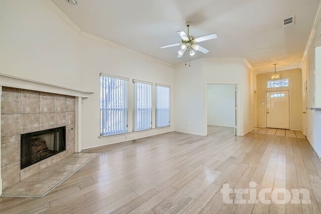 5933 Sagebrush Trail in Arlington, TX - Foto de edificio - Building Photo