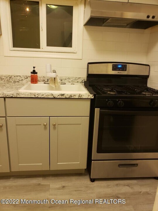 683 Mantoloking Rd in Brick, NJ - Building Photo