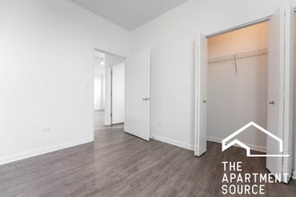 931 W Dakin St, Unit 301 in Chicago, IL - Foto de edificio - Building Photo