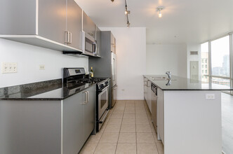 653 N Kingsbury St, Unit 1702 in Chicago, IL - Building Photo - Building Photo