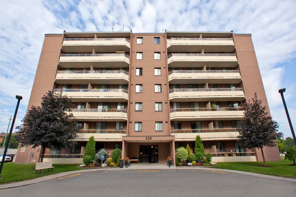 Wellington Park Towers in St Thomas, ON - Building Photo