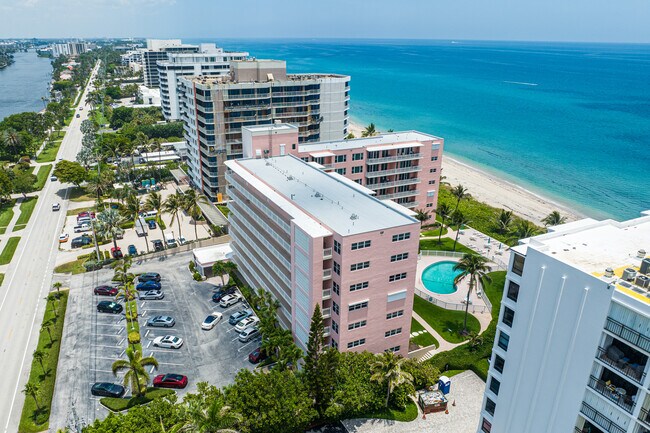 Highland Towers in Highland Beach, FL - Foto de edificio - Building Photo