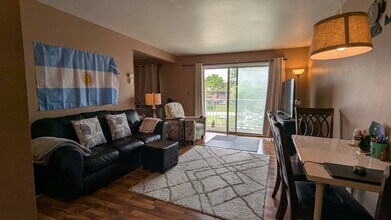 3 Villa Verde Dr, Unit 302 in Buffalo Grove, IL - Building Photo - Building Photo