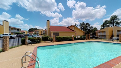 Huntington Hills Apartments in Longview, TX - Foto de edificio - Building Photo