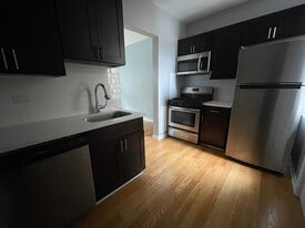 1648 W Pratt Blvd, Unit 2J in Chicago, IL - Building Photo