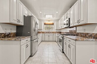 4530 Bakman Ave in Los Angeles, CA - Building Photo - Building Photo