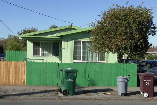 24255 Silva Ave in Hayward, CA - Foto de edificio - Building Photo