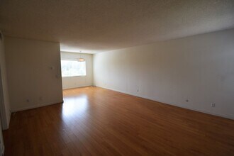 4930 Whitsett Ave, Unit 10 in Los Angeles, CA - Building Photo - Building Photo