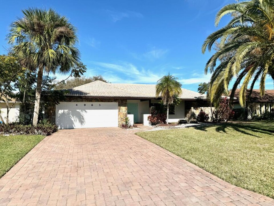 4963 Waterbridge Down in Sarasota, FL - Building Photo