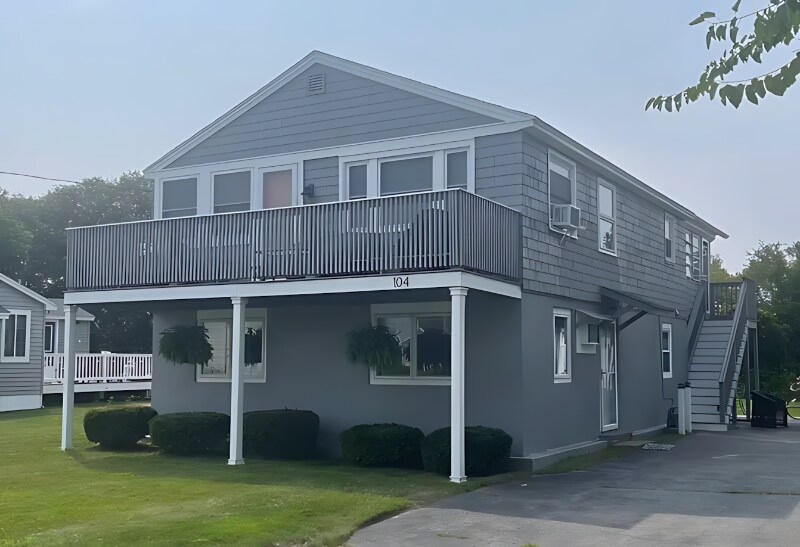 104 Kings Hwy in Hampton, NH - Building Photo