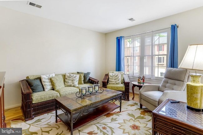 7415 Salford Ct in Alexandria, VA - Foto de edificio - Building Photo