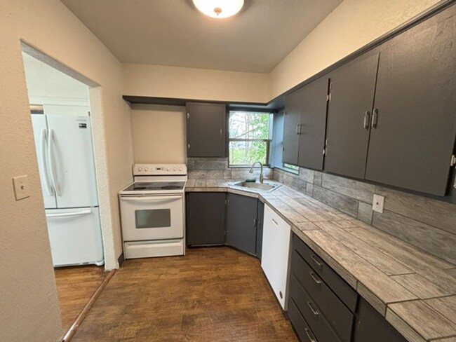516 SE Jefferson St in Dallas, OR - Building Photo - Building Photo