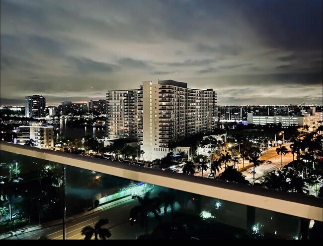 4001 S Ocean Dr in Hollywood, FL - Building Photo - Building Photo