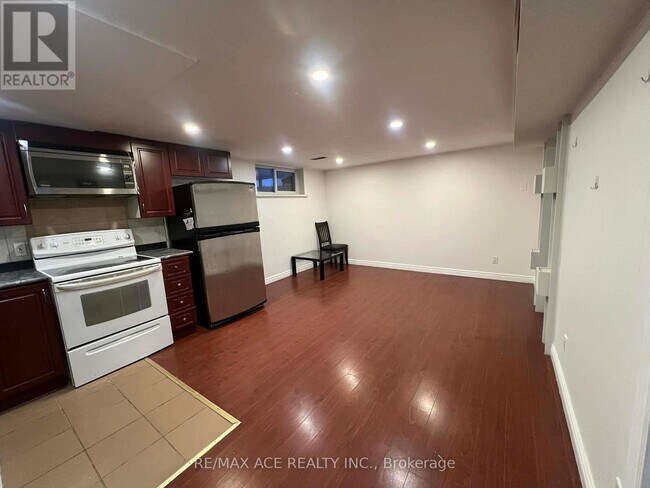 23 Ada Crescent in Toronto, ON - Building Photo - Building Photo