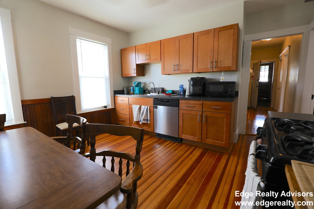 39 Foster St, Unit 3 in Boston, MA - Building Photo