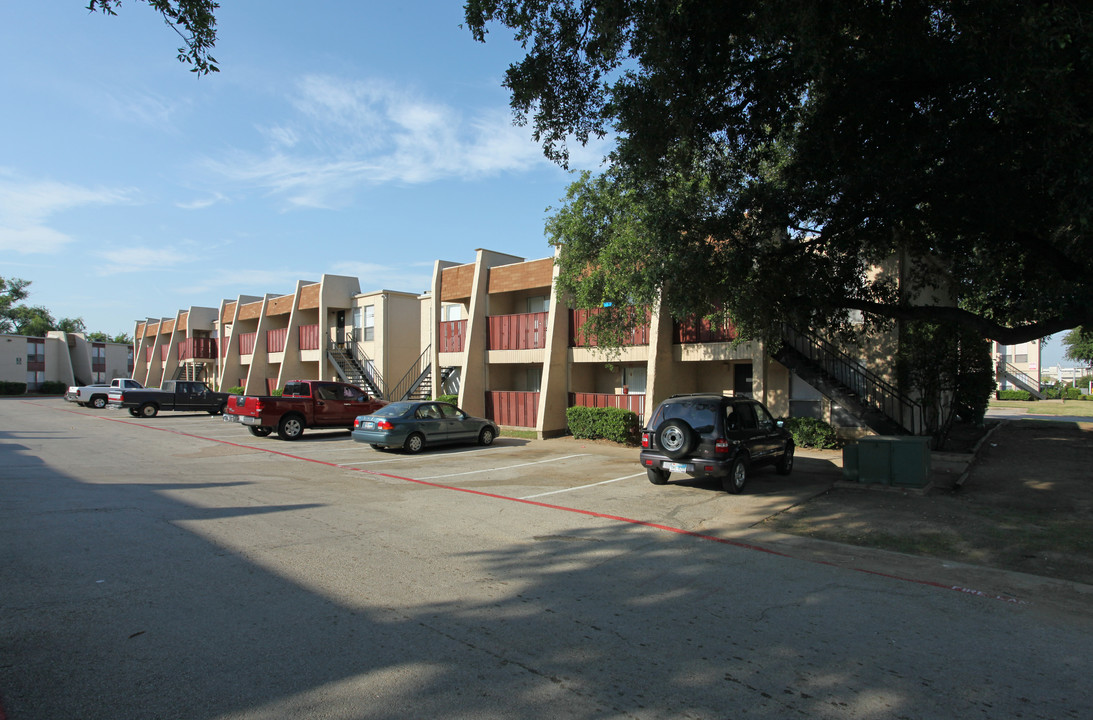 Crosby Creek in Carrollton, TX - Building Photo