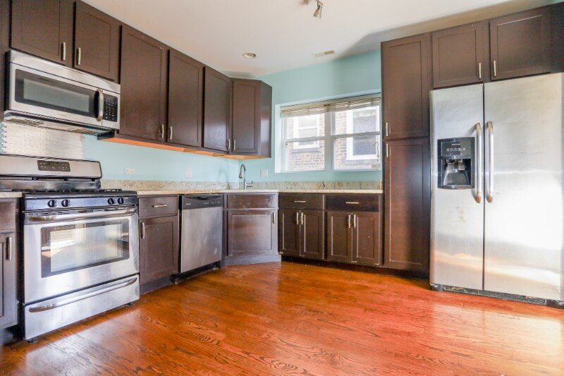 2043 W Arthur Ave in Chicago, IL - Building Photo