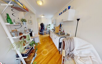 4 Bishop Allen Dr, Unit 2 in Cambridge, MA - Building Photo - Building Photo