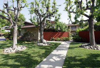 2510 Queensberry Rd in Pasadena, CA - Foto de edificio - Building Photo