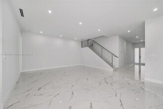 621 SW 15th St in Deerfield Beach, FL - Foto de edificio - Building Photo