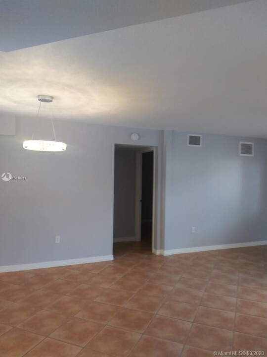 6746 SW 115th Ct-Unit -207 in Miami, FL - Foto de edificio
